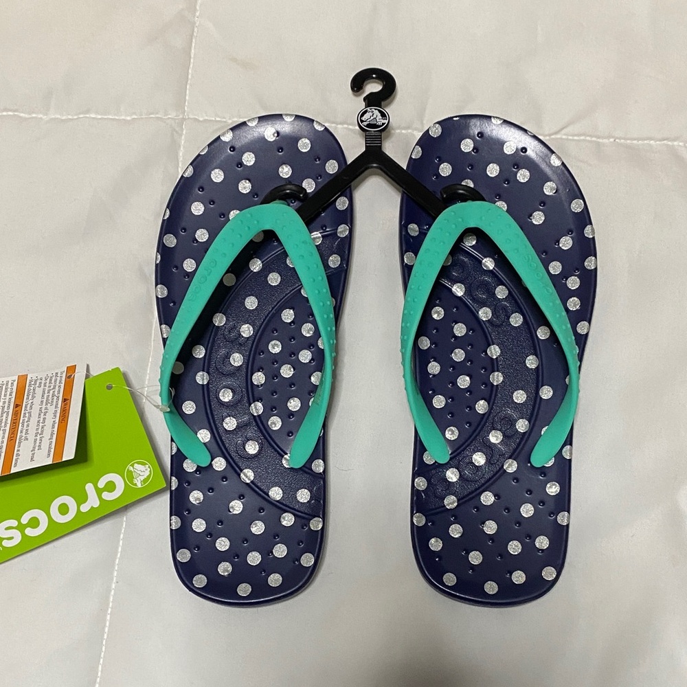 NWT CROCS Navy and Teal Polka Dot Flip Flops size 5